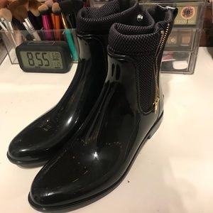 ZIPPERED RAIN BOOTS - NINE WEST